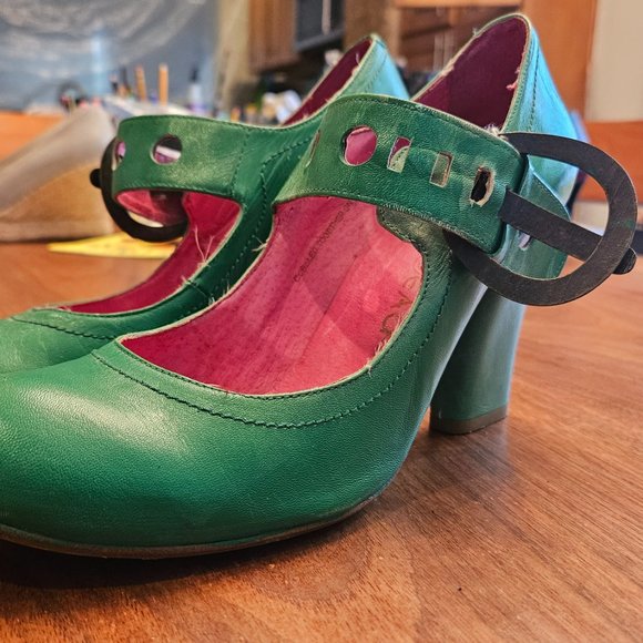 Red or Dead Green round toe Mary Jane heels size 41 - Picture 3 of 11